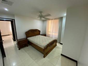 Se alquila moderno y amoblado apartamento en condominio de San Rafael en Escazú 24-419