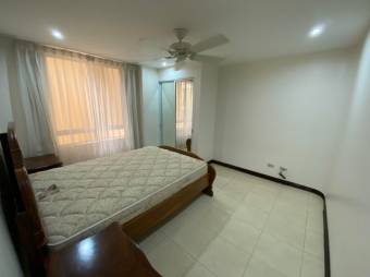 Se alquila moderno y amoblado apartamento en condominio de San Rafael en Escazú 24-419