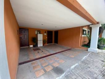 Se alquila amueblada casa en condominio de San Rafael de Escazú 24-1233