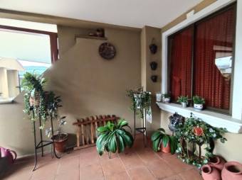 Se vende espaciosa casa de 2 plantas en condominio de San Antonio en Desamparados 25-127