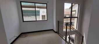 Se vende espaciosa casa con patio en condominio de Ulloa en Heredia 24-1852