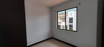 Se vende espaciosa casa con patio en condominio de Ulloa en Heredia 24-1852