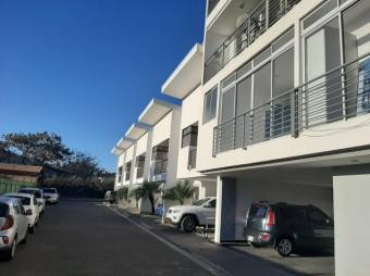 Se vende condominio para inversión ya alquilado con 5 casas y 15 apartamentos en Lindora 25-112