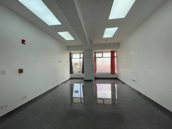 Se alquila local comercial de 30m2 en Santa Ana 25-181