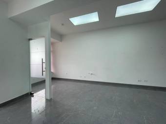 Se alquila local comercial de 30m2 en Santa Ana 25-181