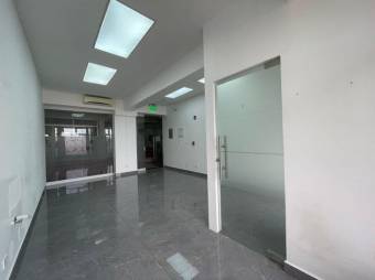 Se alquila local comercial de 30m2 en Santa Ana 25-181