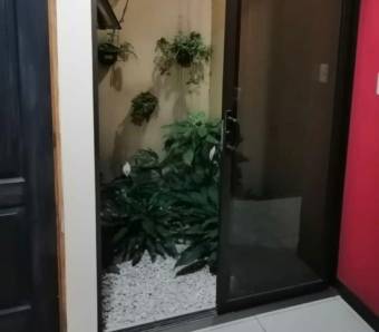 Se vende espaciosa casa con 2 apartamentos en Ulloa de Heredia 23-2461