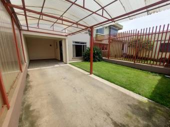 Se vende espaciosa casa con patio en Coyol de Alajuela 25-185