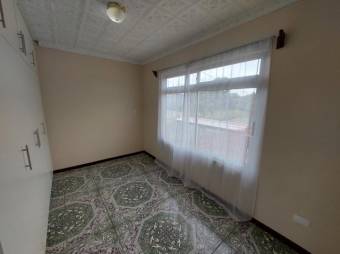 Se vende espaciosa casa con patio en Coyol de Alajuela 25-185