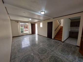 Se vende espaciosa casa con patio en Coyol de Alajuela 25-185