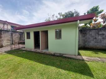 Se vende espaciosa casa con patio en Coyol de Alajuela 25-185