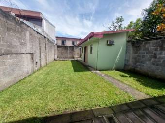 Se vende espaciosa casa con patio en Coyol de Alajuela 25-185