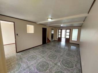 Se vende espaciosa casa con patio en Coyol de Alajuela 25-185