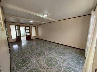 Se vende espaciosa casa con patio en Coyol de Alajuela 25-185