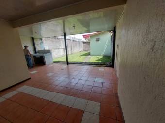 Se vende espaciosa casa con patio en Coyol de Alajuela 25-185