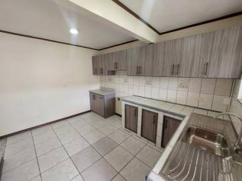 Se vende espaciosa casa con patio en Coyol de Alajuela 25-185