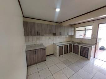 Se vende espaciosa casa con patio en Coyol de Alajuela 25-185