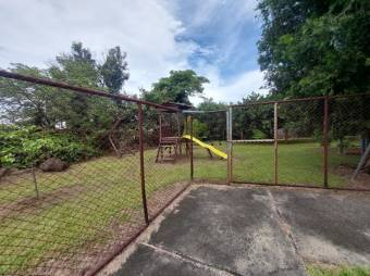 Se vende espaciosa casa con patio en Coyol de Alajuela 25-185