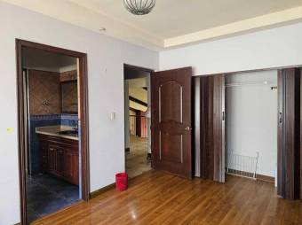 Se vende espaciosa casa con jardín en Santo Tomas de Heredia 25-28