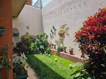 Se vende espaciosa casa con jardín en Santo Tomas de Heredia 25-28