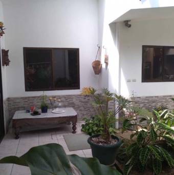 Se vende espaciosa casa con jardín en Barva de Heredia 24-804