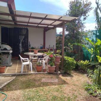 Se vende espaciosa casa con jardín en Barva de Heredia 24-804