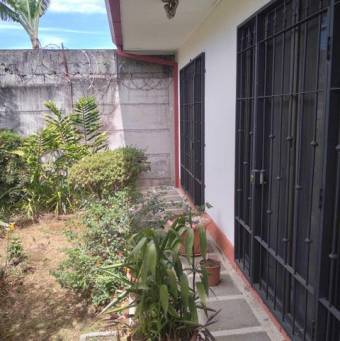 Se vende espaciosa casa con jardín en Barva de Heredia 24-804