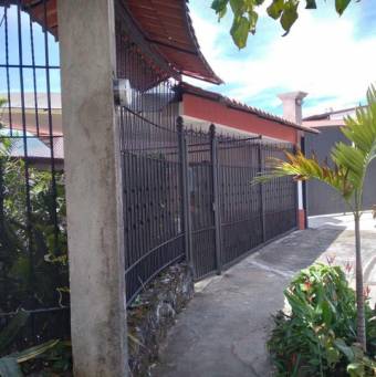 Se vende espaciosa casa con jardín en Barva de Heredia 24-804