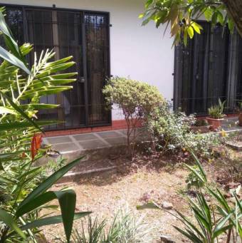 Se vende espaciosa casa con jardín en Barva de Heredia 24-804