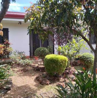 Se vende espaciosa casa con jardín en Barva de Heredia 24-804