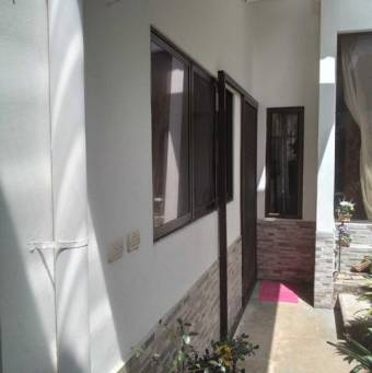 Se vende espaciosa casa con jardín en Barva de Heredia 24-804