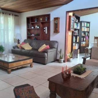 Se vende espaciosa casa con jardín en Barva de Heredia 24-804