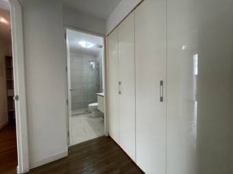 Se vende moderno apartamento en condominio de San Rafael en Escazú 25-138