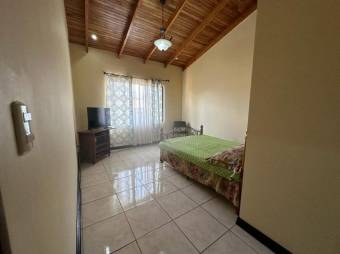 Se vende moderna casa con patio y terraza en Barrantes de Heredia 24-959