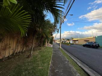 Se vende casa con patio y terraza en condominio de San Francisco en Heredia  25-168