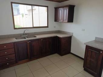 Se vende casa con  uso de suelo mixto en San Joaquín de Heredia 24-1810