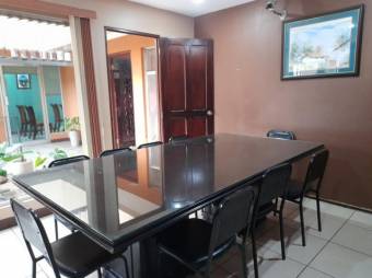 Se vende espaciosa propiedad de 2 plantas en Barva Centro 23-2396