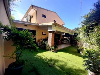 Se vende casa con patio y terraza en condominio de Santa Ana 25-114