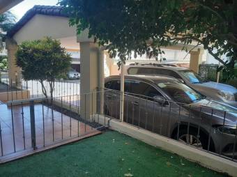 Se vende casa con patio y terraza en condominio de Santa Ana 25-114