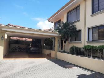 Se vende casa con patio y terraza en condominio de Santa Ana 25-114