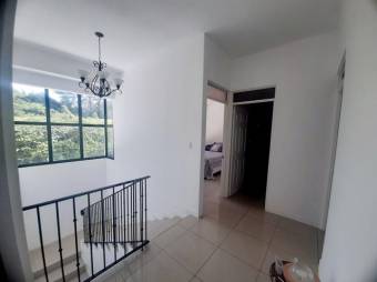 Se vende casa con patio y terraza en condominio de Santa Ana 25-114