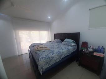 Se vende casa con patio y terraza en condominio de Santa Ana 25-114