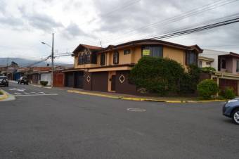 Se vende espaciosa casa con jacuzzi en San Francisco de Heredia 23-1617