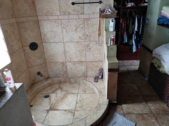 Se vende espaciosa casa con jacuzzi en San Francisco de Heredia 23-1617