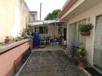 Se vende casa con uso de suelo mixto en San Roque de Heredia 24-1155