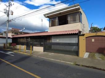 Se vende casa con uso de suelo mixto en San Roque de Heredia 24-1155