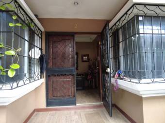 Se vende casa con uso de suelo mixto en San Roque de Heredia 24-1155