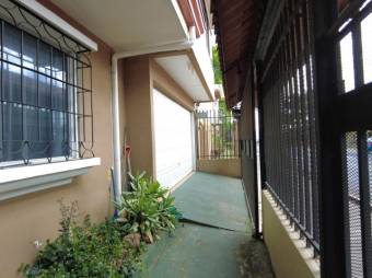 Se vende casa con uso de suelo mixto en San Roque de Heredia 24-1155