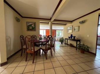 Se vende espaciosa casa con patio en Ulloa de Heredia 25-183