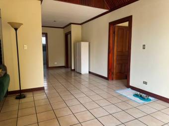 Se vende espaciosa casa con patio en Ulloa de Heredia 25-183